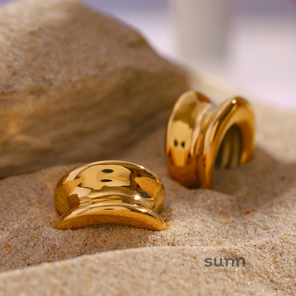 Junia Moon Curved Ear Clip [LCWVDJ4U]