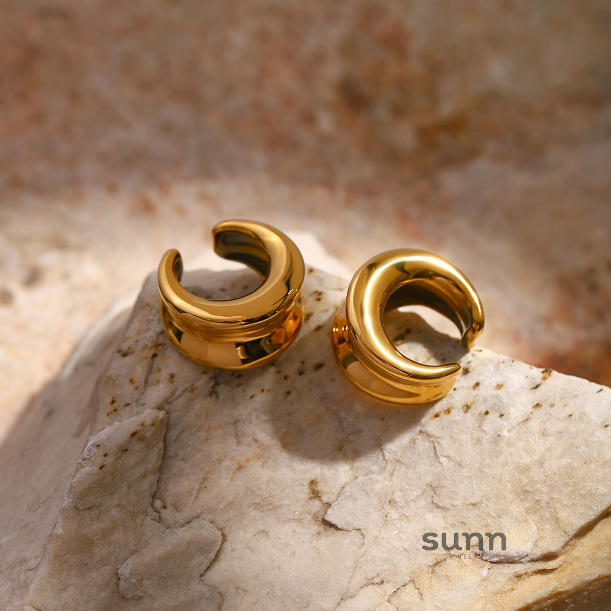 Junia Moon Curved Ear Clip [8U852G2O]