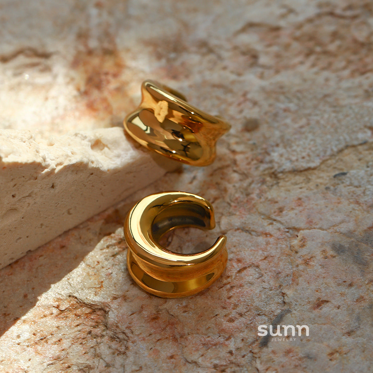 Junia Moon Curved Ear Clip [AOPJ2ME5]