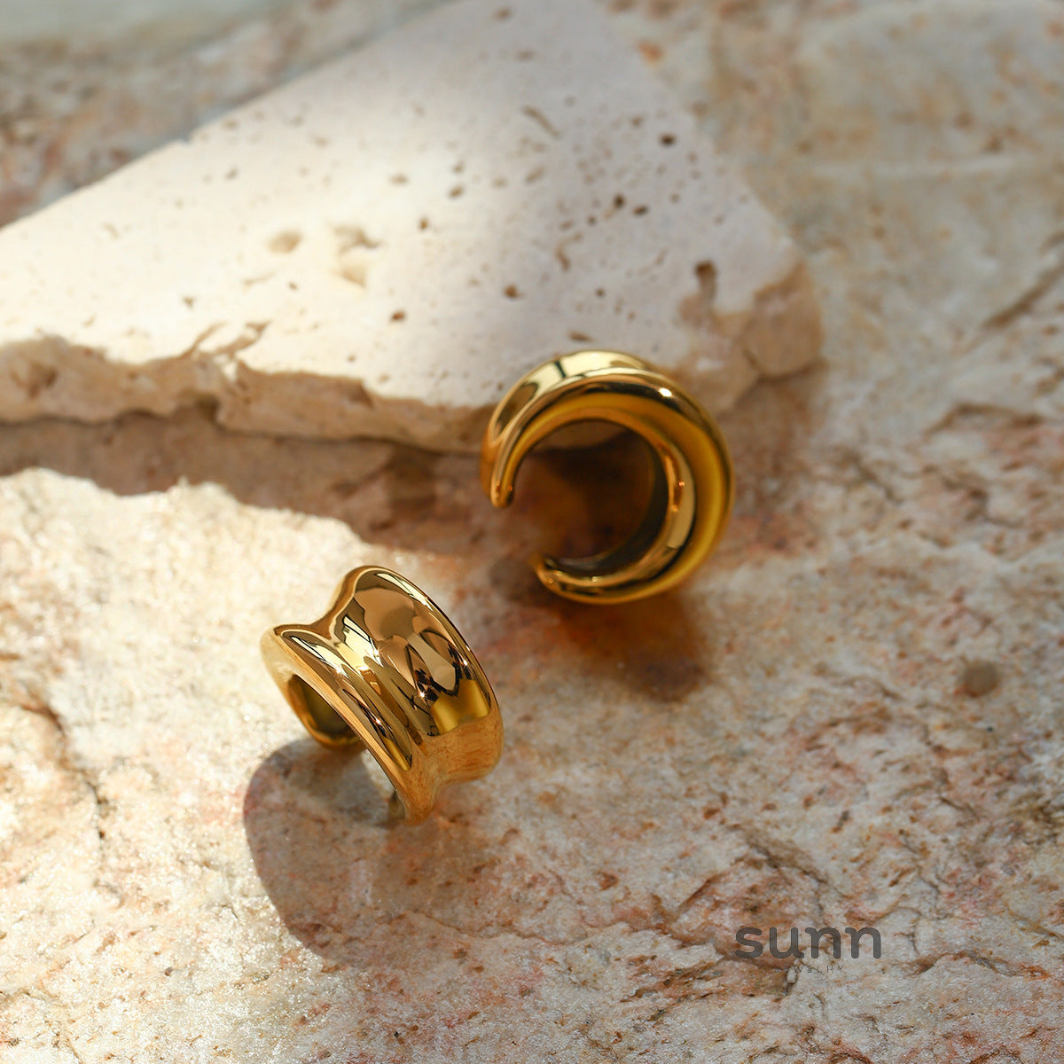 Junia Moon Curved Ear Clip [7123OPWR]
