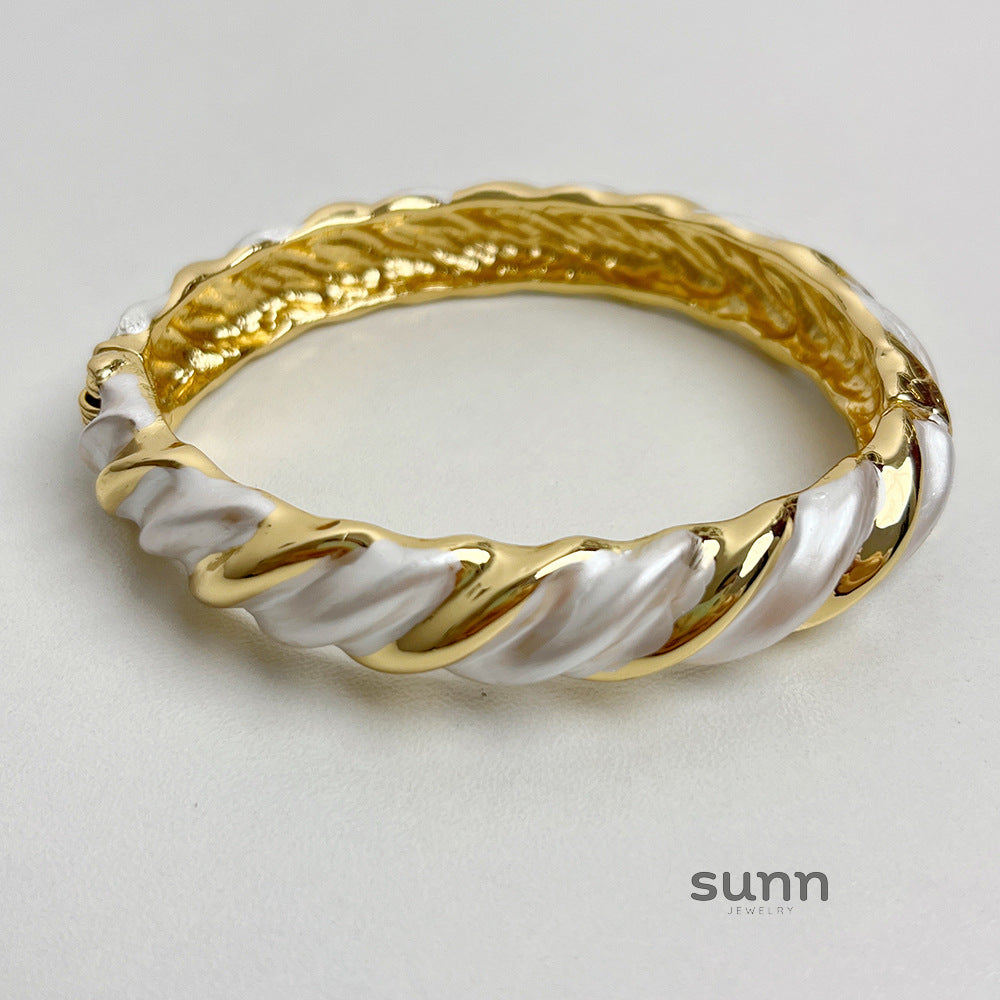 Juniper Vintage Enamel Cuff [XRTE6UB2]