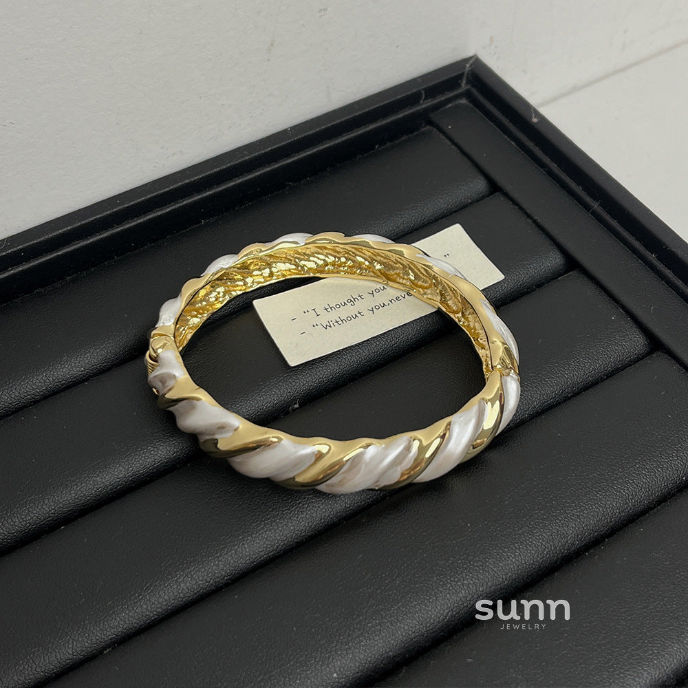 Juniper Vintage Enamel Cuff [GW0WL0QK]