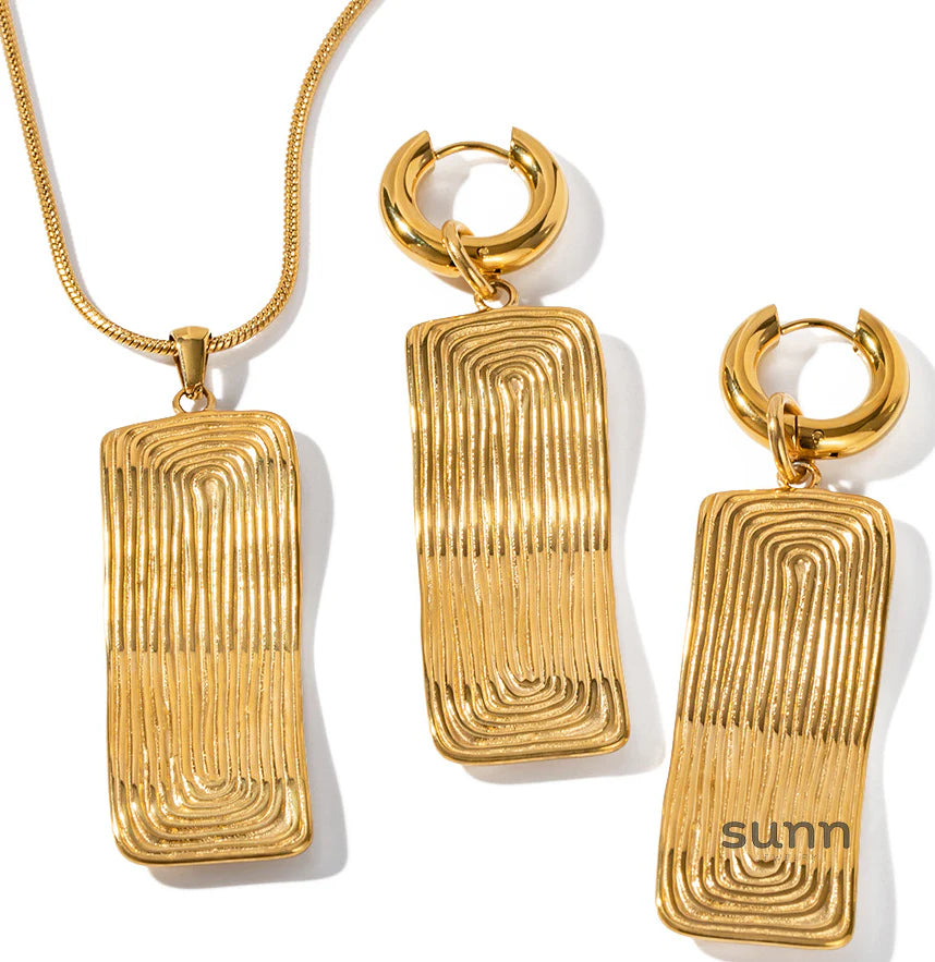 Kaavya Rectangular Pendant Necklace