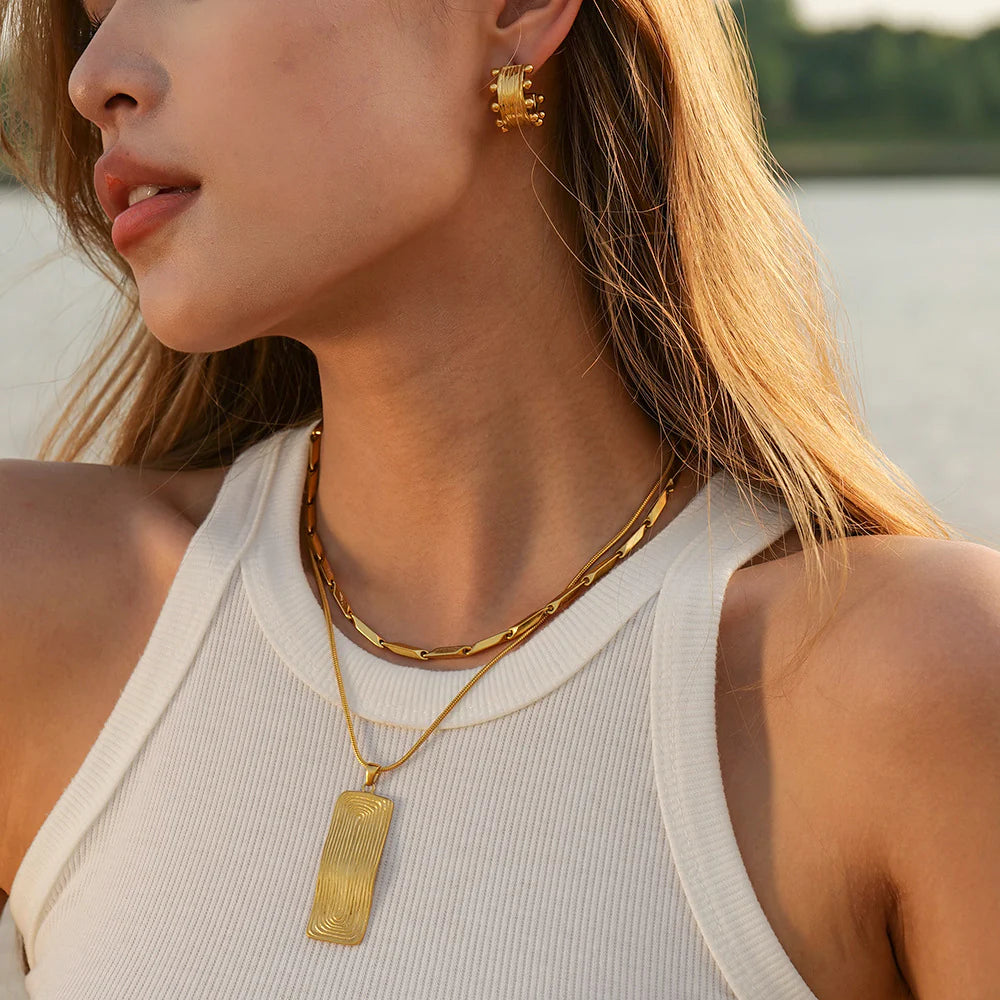 Kaavya Rectangular Pendant Necklace