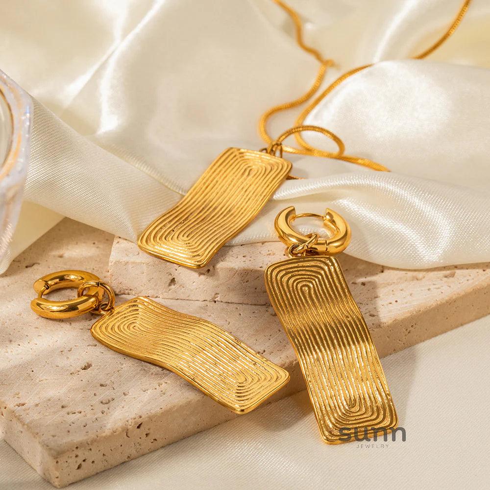 Kaavya Rectangular Pendant Necklace