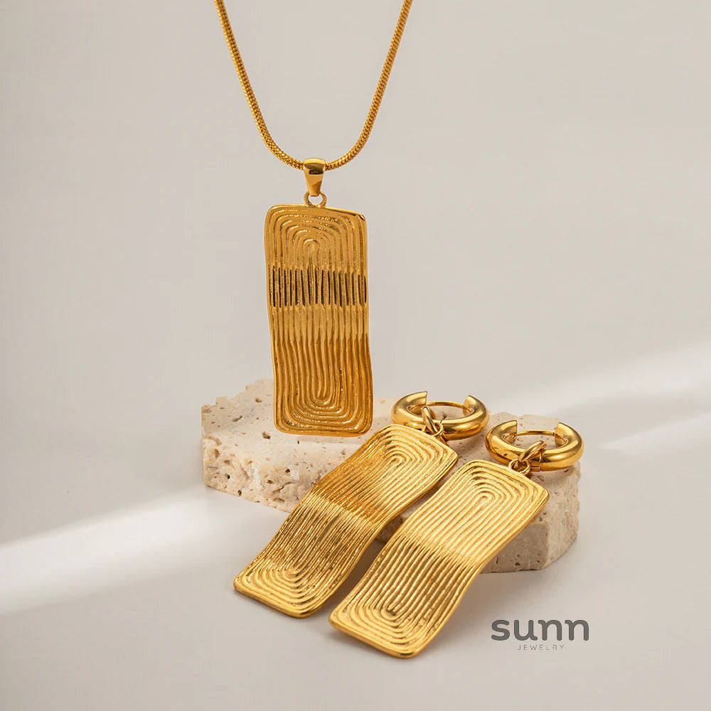 Kaavya Rectangular Pendant Necklace