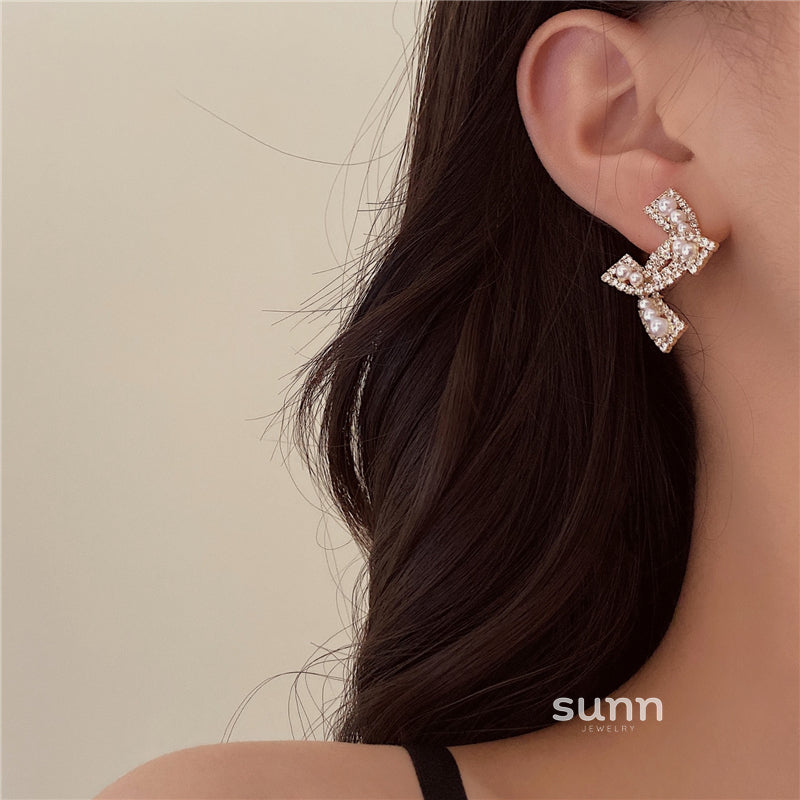 Kahli Luxe Pearl Clip Earrings [CVWPC4VD]