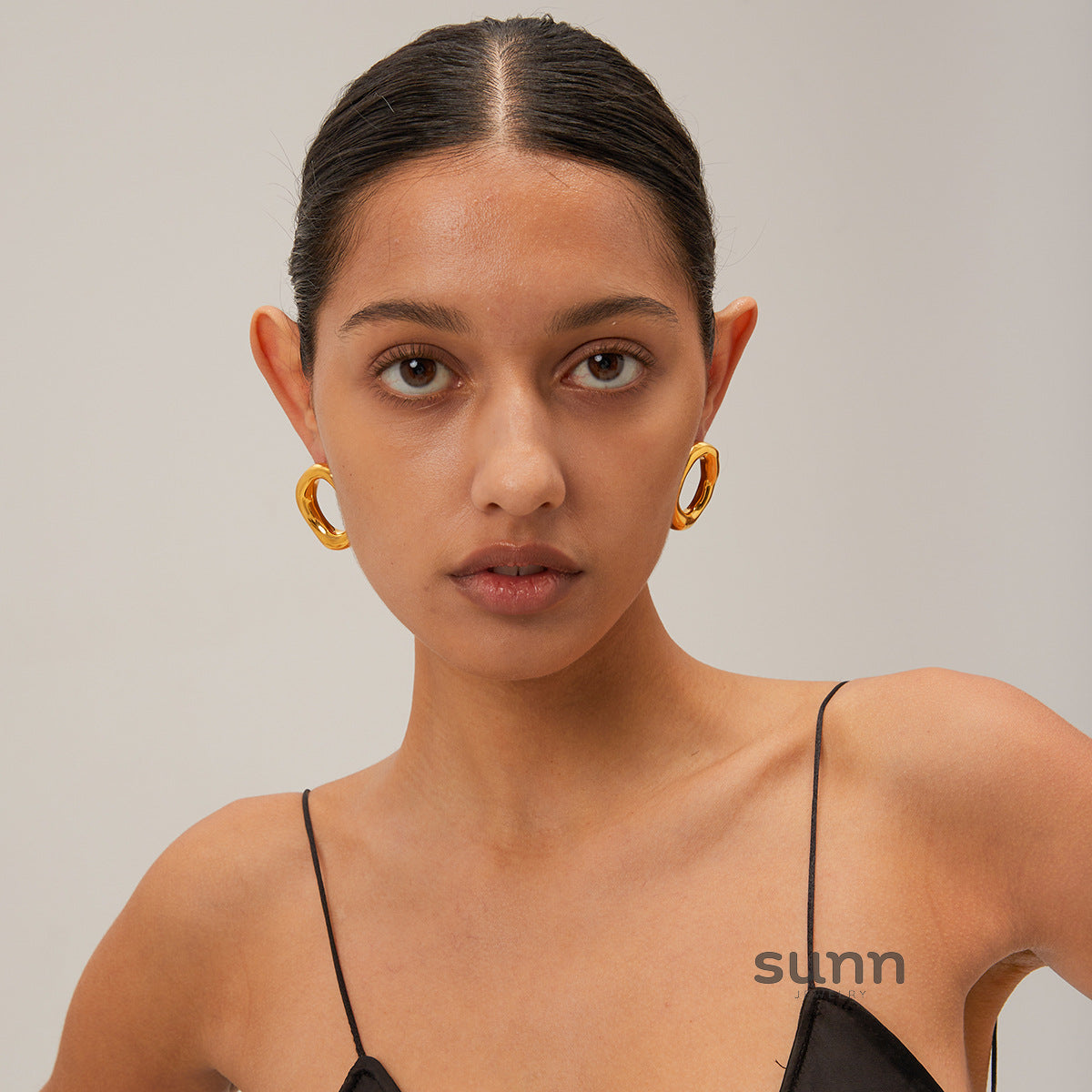 Kalei Gold Hollow Oval Earrings [VDLM1CSZ]