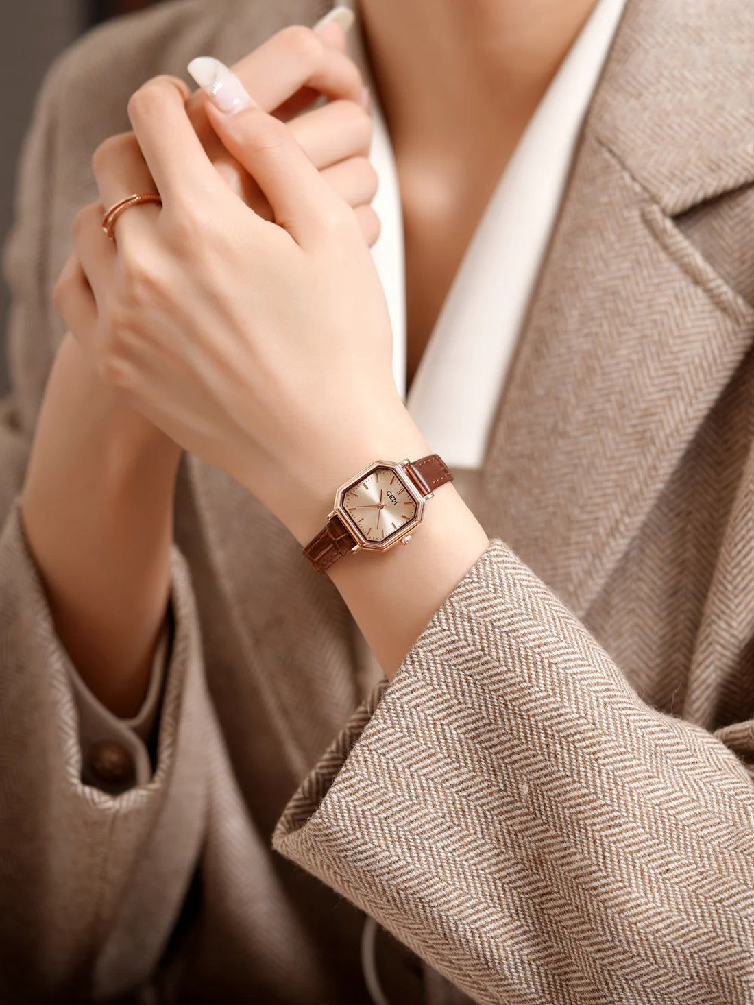 Kamilah Retro Square Watch