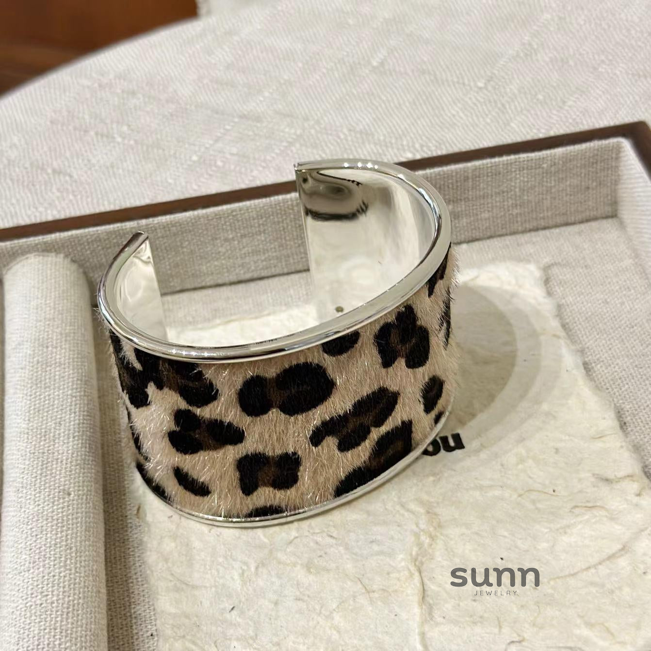 Kamree Leopard Cuff Bracelet [OV8HV378]