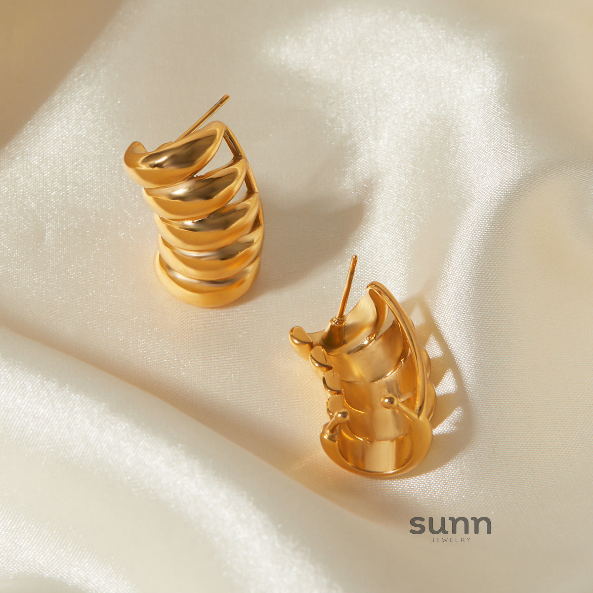 Kamya Striped Cut-Out Hoops [E28V4W27]