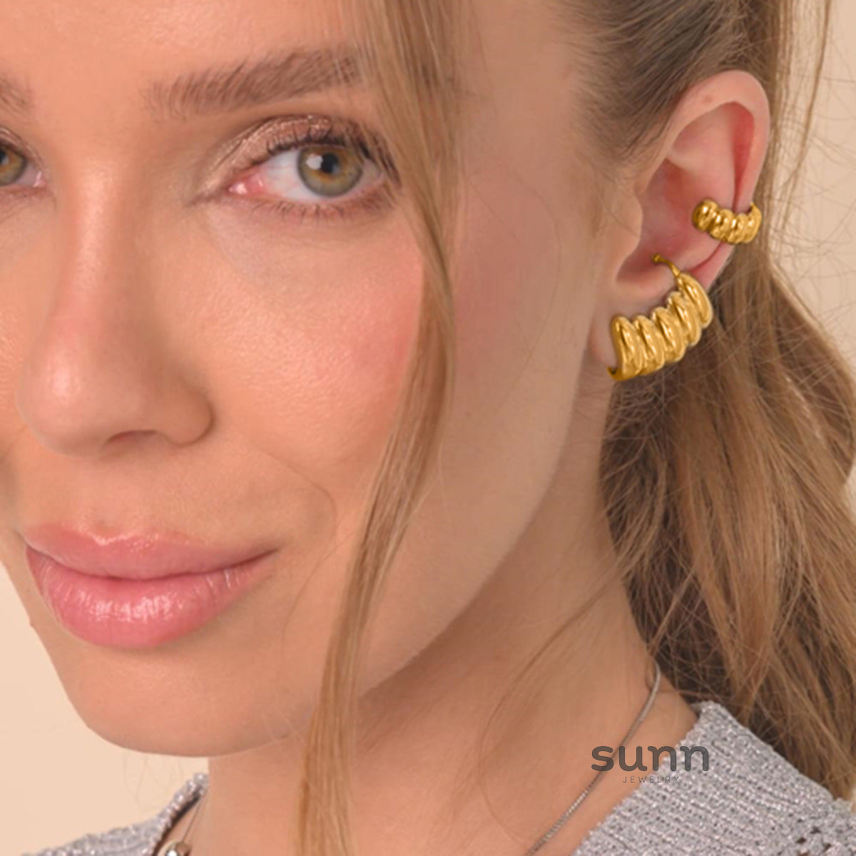 Kamya Striped Cut-Out Hoops [RNWVLMJR]