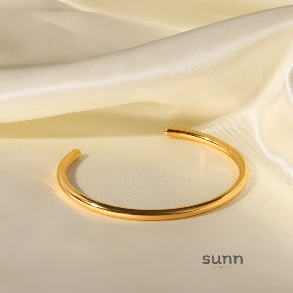 Karena Radiant Gold Cuff Bracelet [DQ2PW37E]