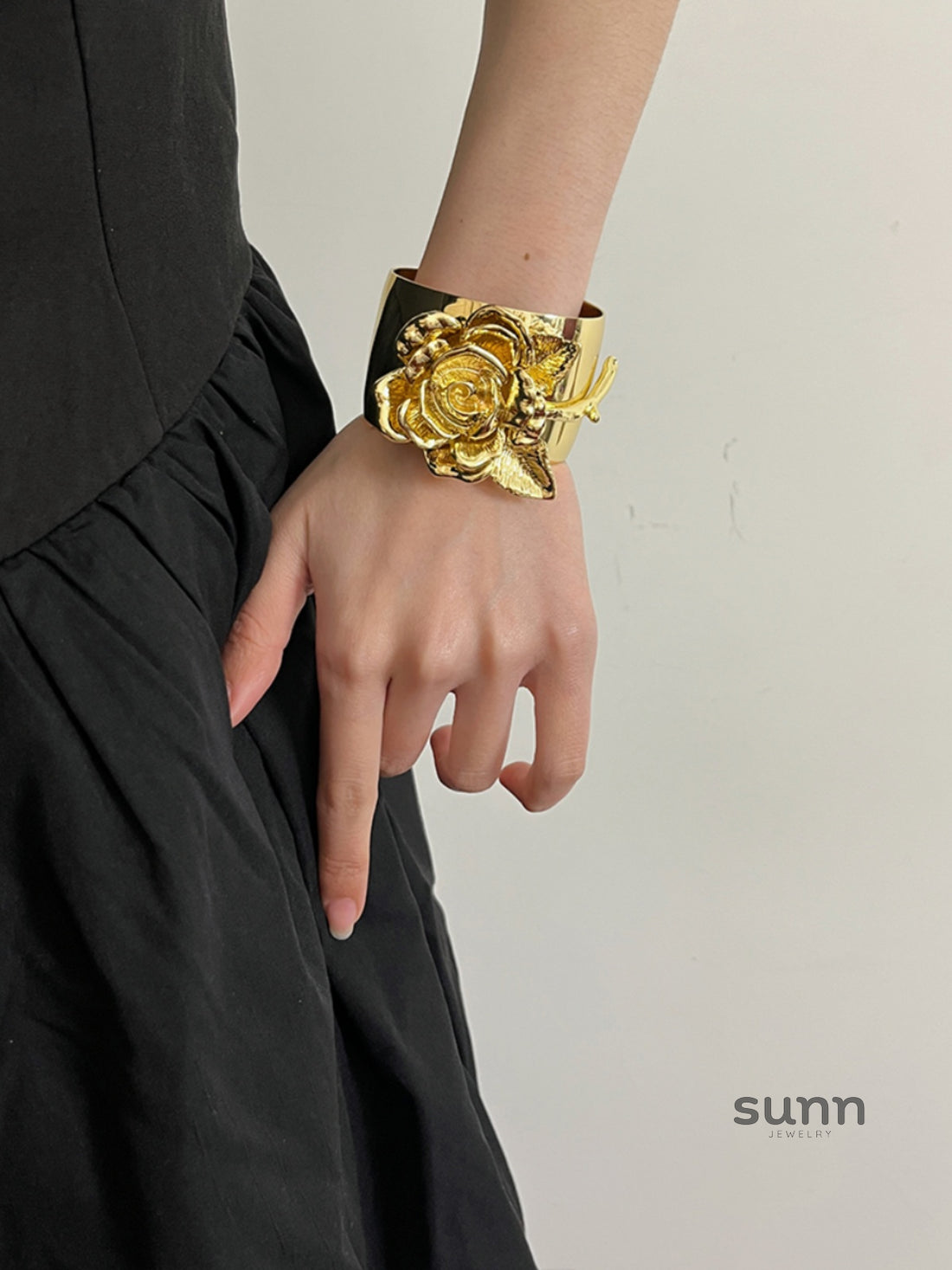 Karoline Medieval Rose Cuff [CXUAV53O]