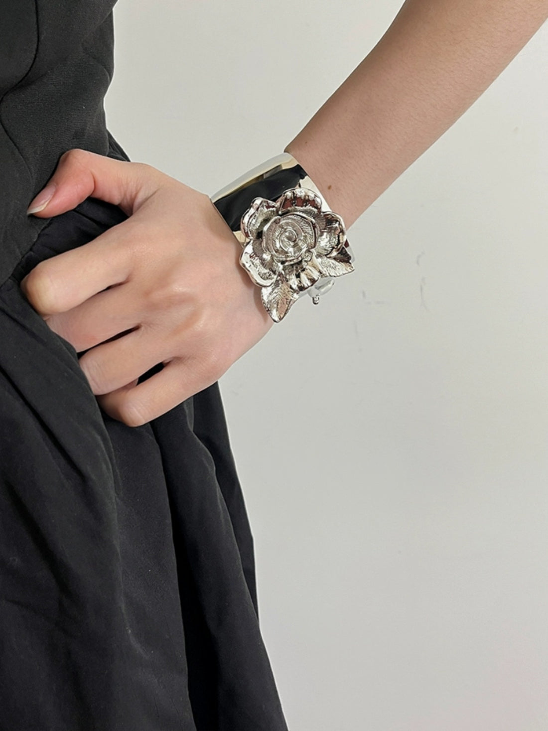 Karoline Medieval Rose Cuff [CXUAV53O]
