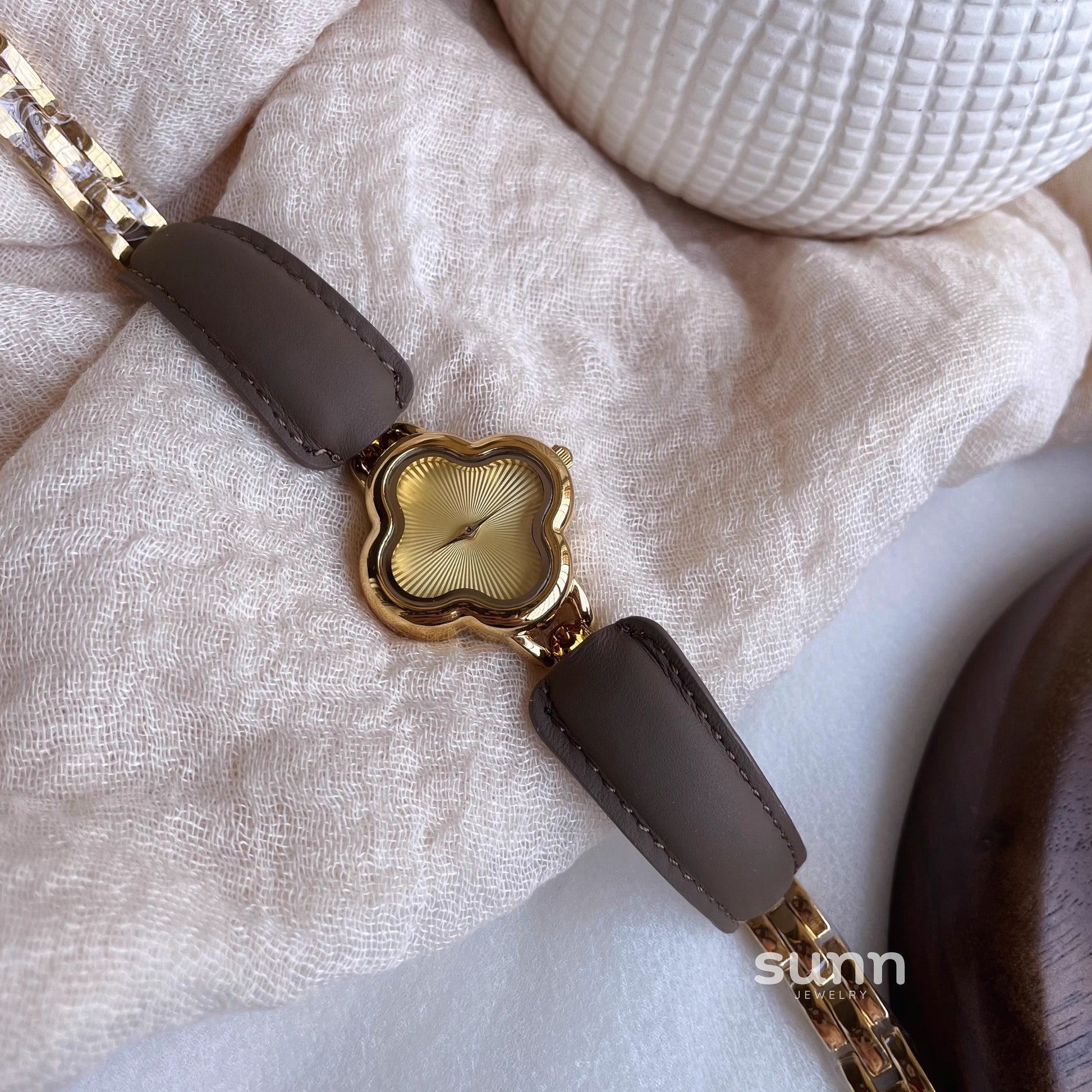 Karra Clover Bracelet Watch [QI48ALA0]