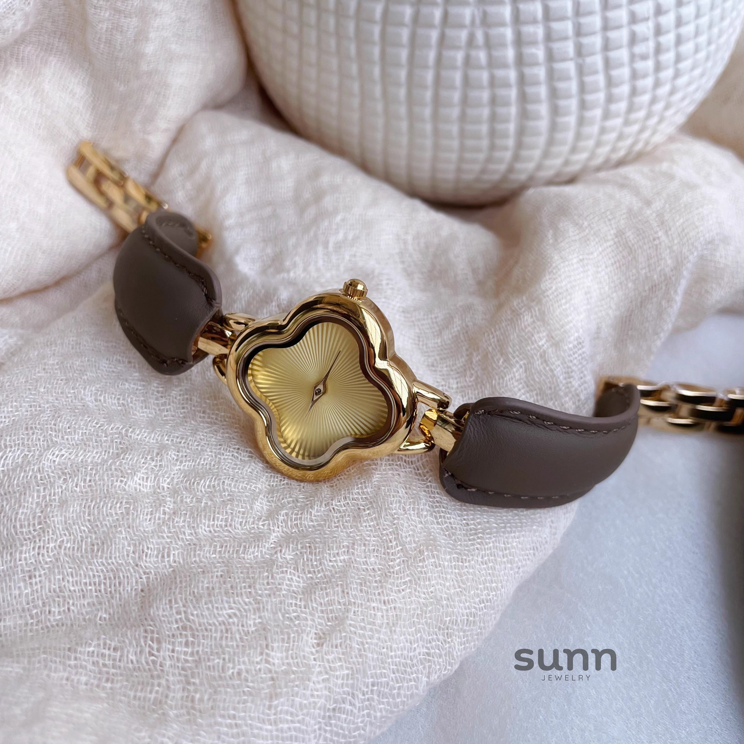 Karra Clover Bracelet Watch [LHK3VUAP]