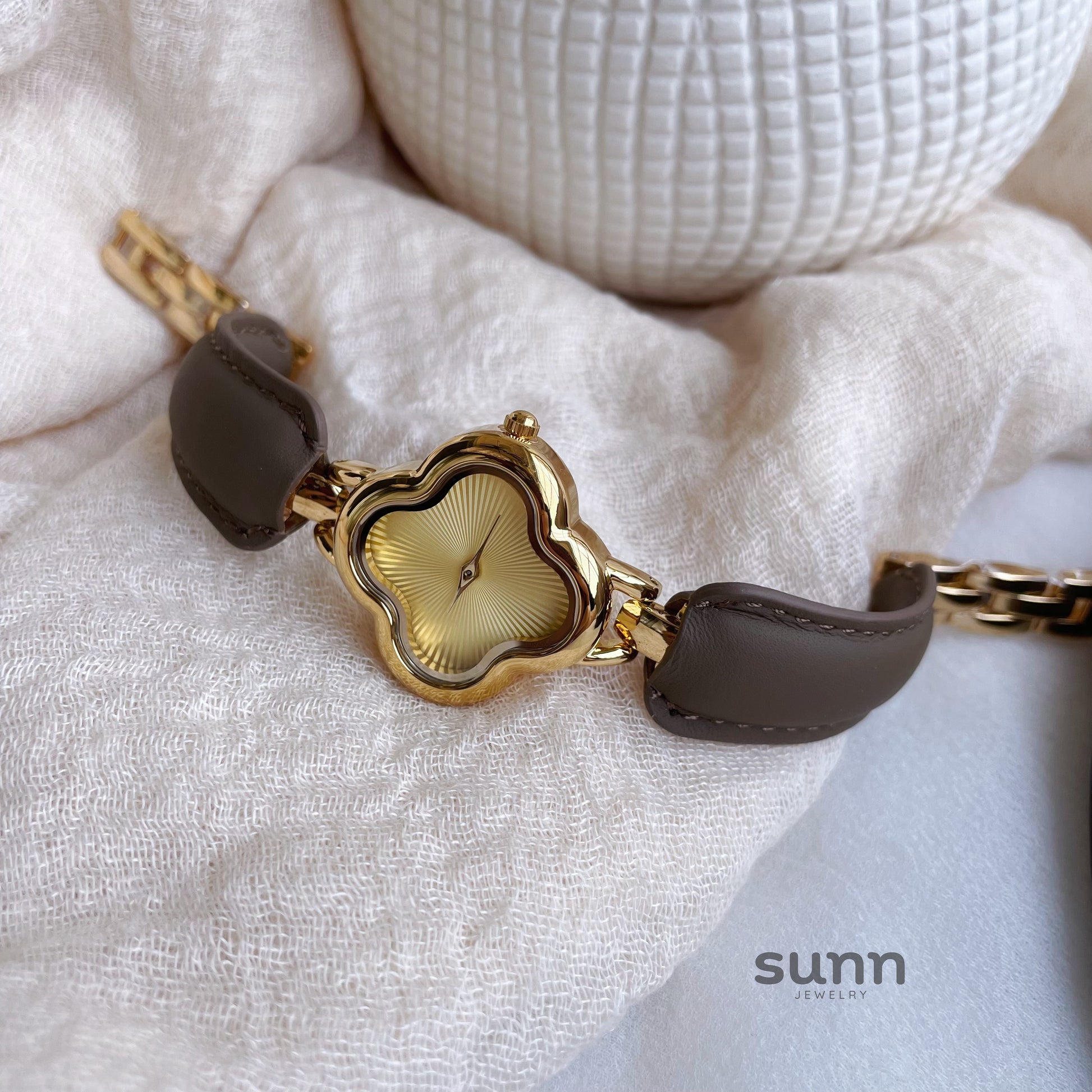 Karra Clover Bracelet Watch [E8NATZSL]