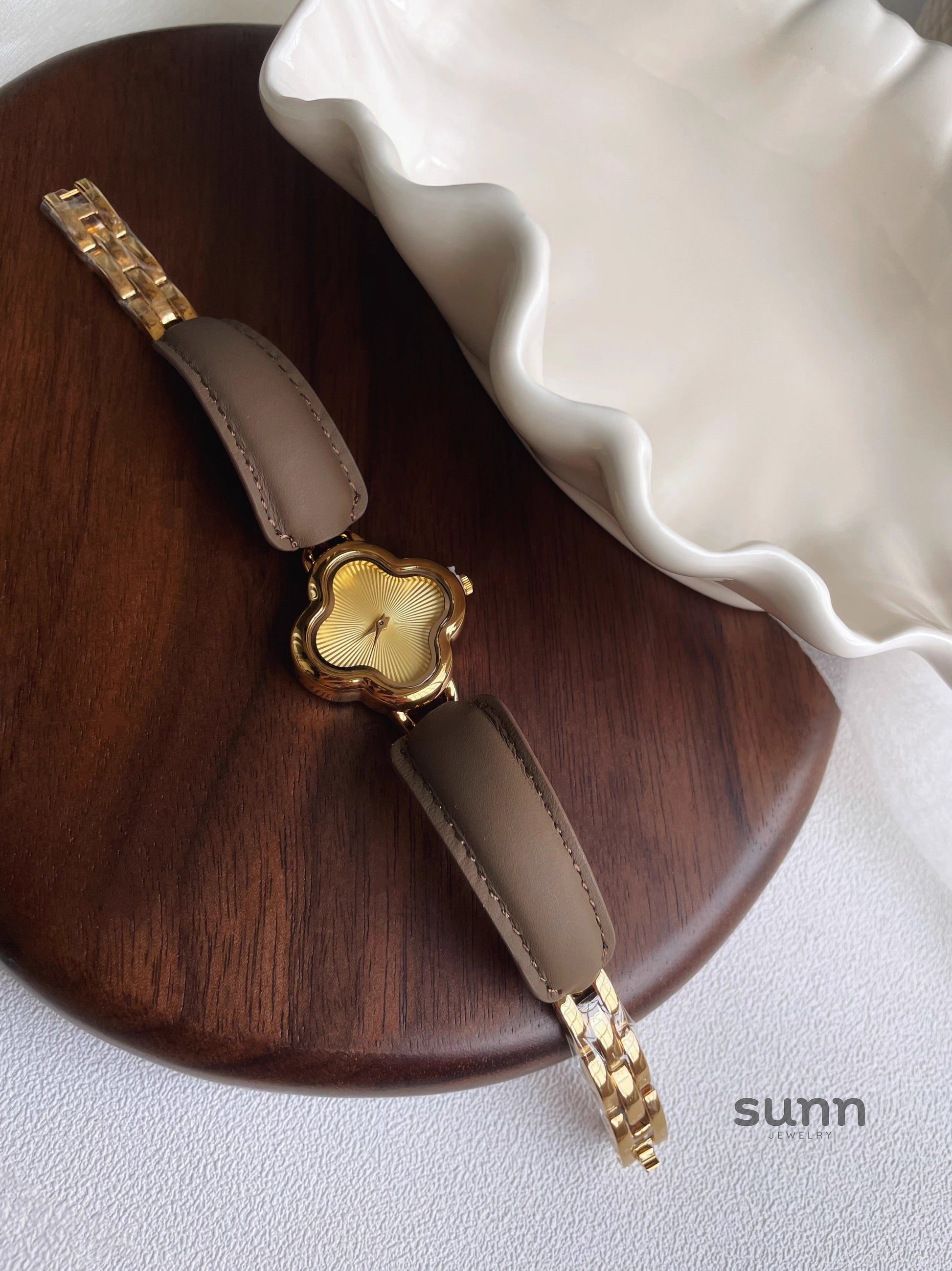 Karra Clover Bracelet Watch [FM9JXG0I]