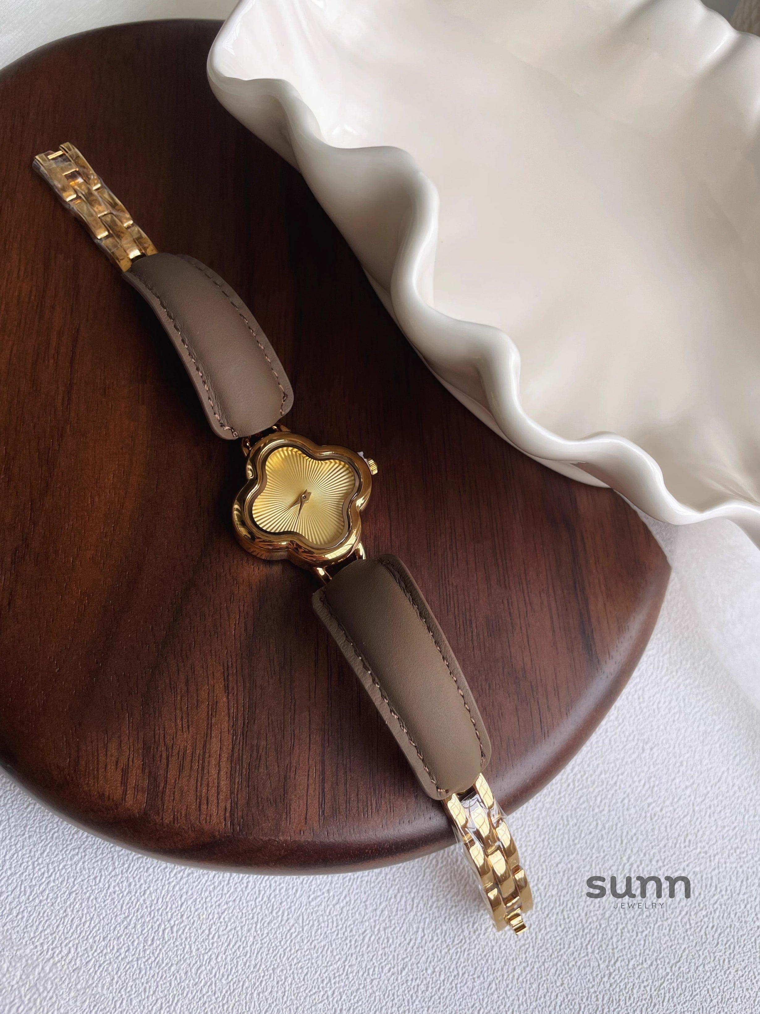 Karra Clover Bracelet Watch [FM9JXG0I]