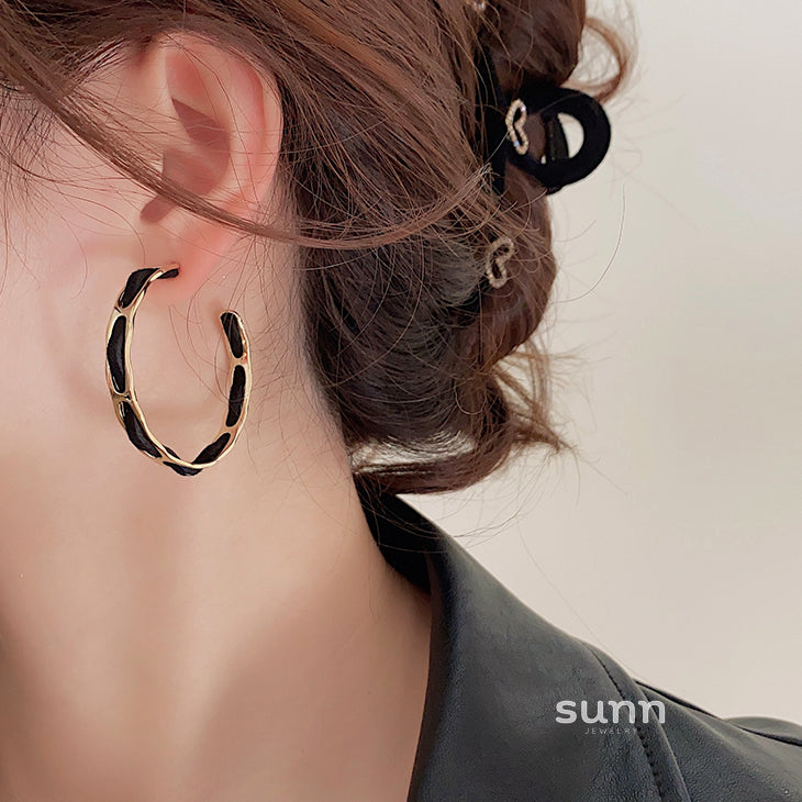 Karrington Retro Metal Wrap Earrings [64RVLTB5]