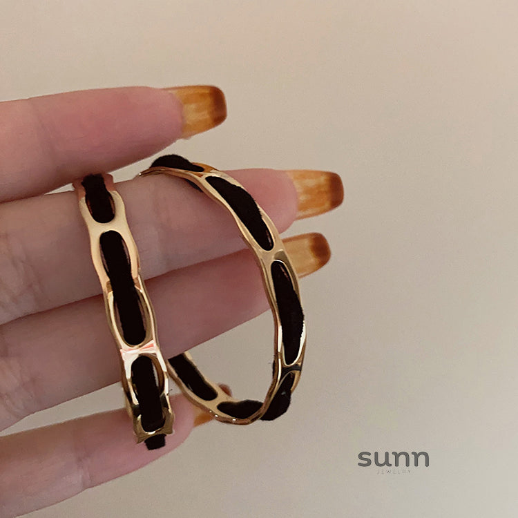 Karrington Retro Metal Wrap Earrings [LWYJN2K4]