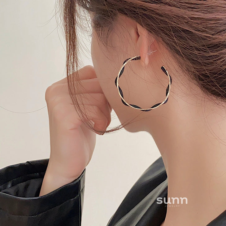 Karrington Retro Metal Wrap Earrings [GBA3L82Y]