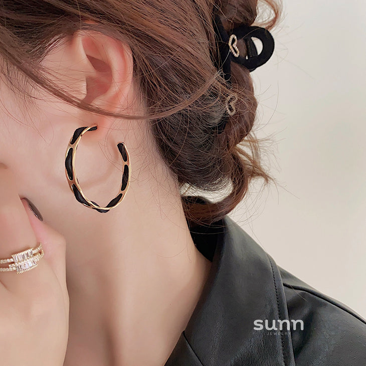 Karrington Retro Metal Wrap Earrings [GMMBZ6AW]