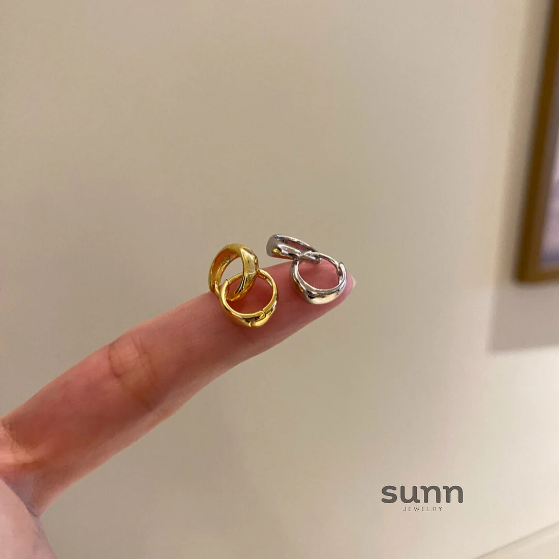Kasandra Sleek Hoop Earrings