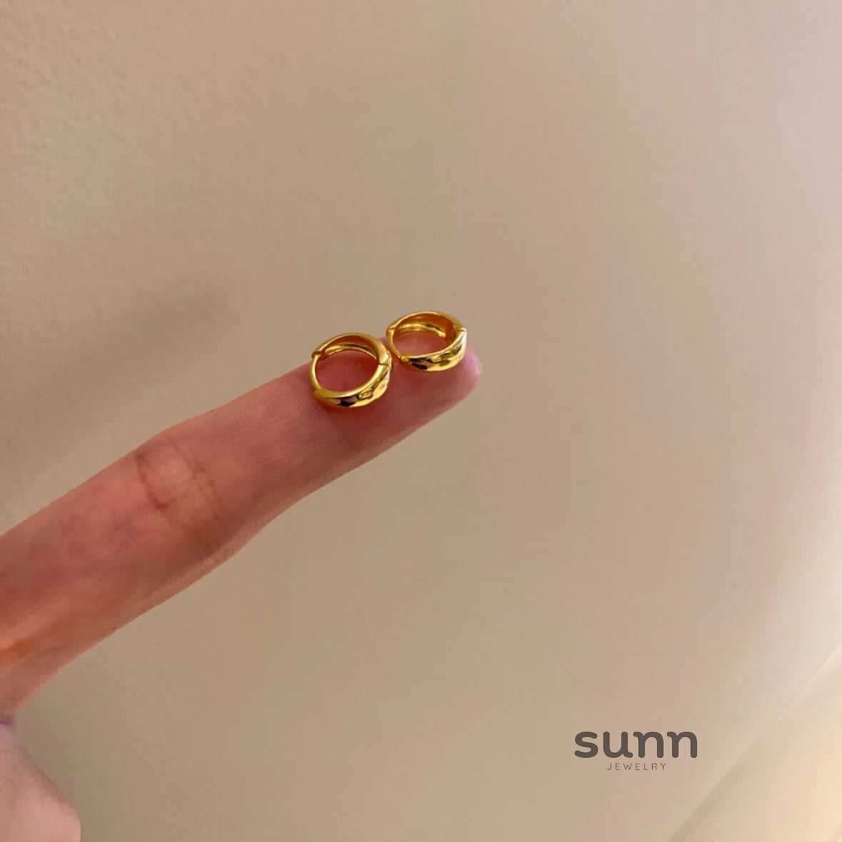 Kasandra Sleek Hoop Earrings
