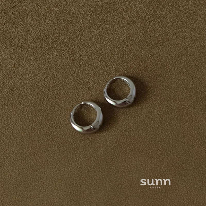 Kasandra Sleek Hoop Earrings