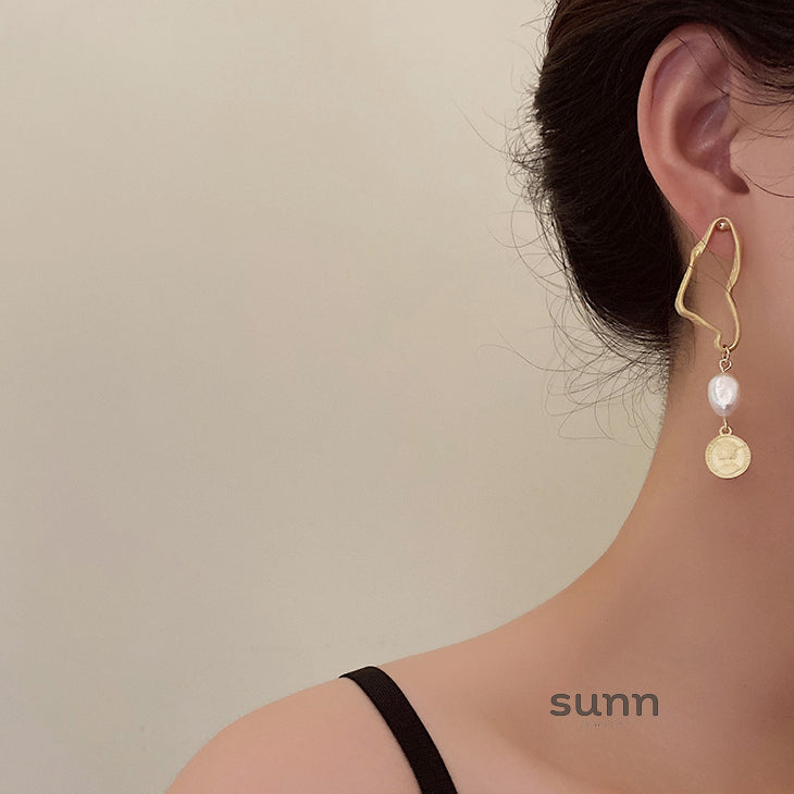 Katalina Matte Asymmetric Pearl Earrings [NB659EHQ]