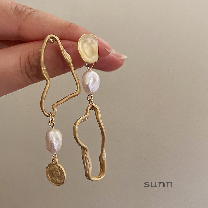 Katalina Matte Asymmetric Pearl Earrings [RV6QUND2]