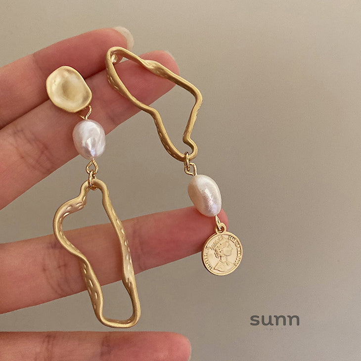 Katalina Matte Asymmetric Pearl Earrings [H0302881]