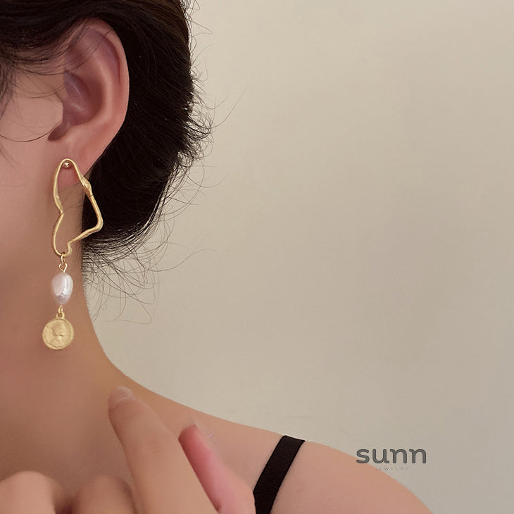 Katalina Matte Asymmetric Pearl Earrings [B4X35N57]