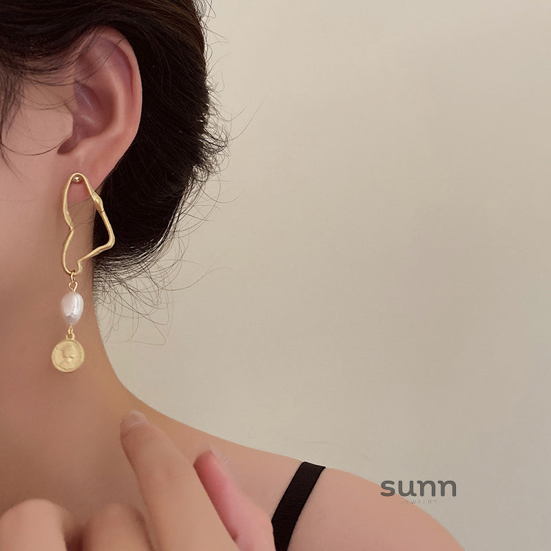 Katalina Matte Asymmetric Pearl Earrings [278FWTQE]