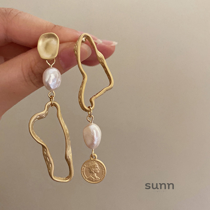 Katalina Matte Asymmetric Pearl Earrings [T7H8R470]