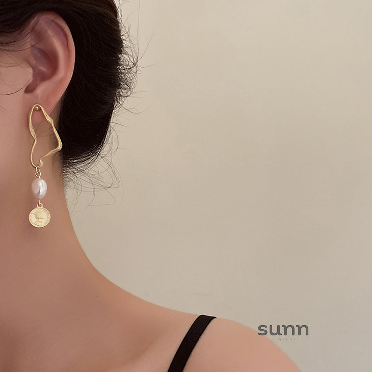 Katalina Matte Asymmetric Pearl Earrings [0XOM166P]