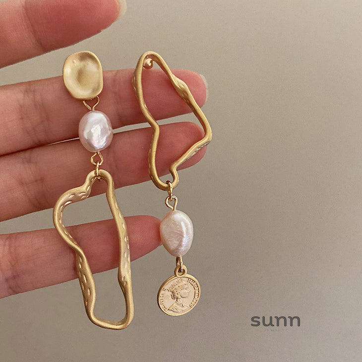Katalina Matte Asymmetric Pearl Earrings [FV1TD29I]