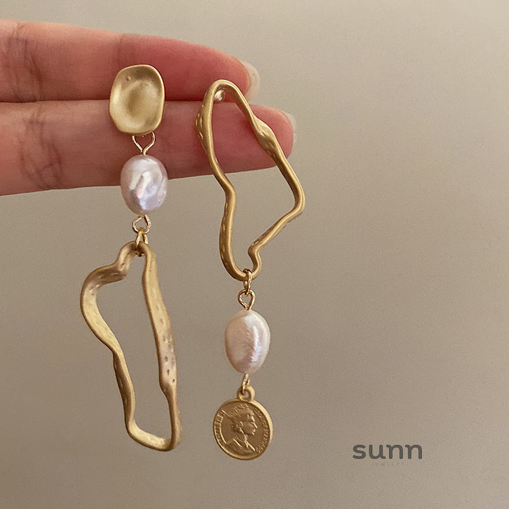 Katalina Matte Asymmetric Pearl Earrings [CBO3F6SG]
