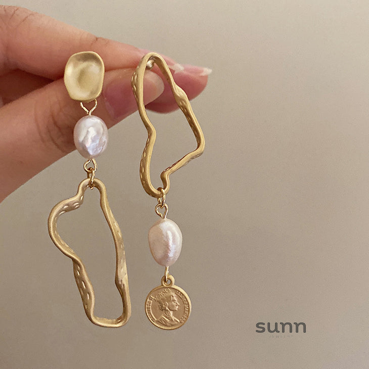 Katalina Matte Asymmetric Pearl Earrings [S1IAP8EL]