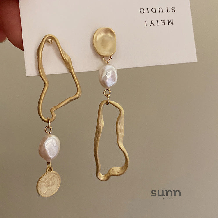 Katalina Matte Asymmetric Pearl Earrings [9FBH3O6Z]
