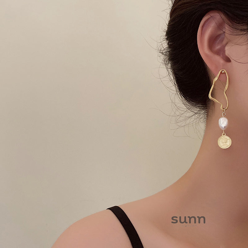 Katalina Matte Asymmetric Pearl Earrings [OAKHX4AP]