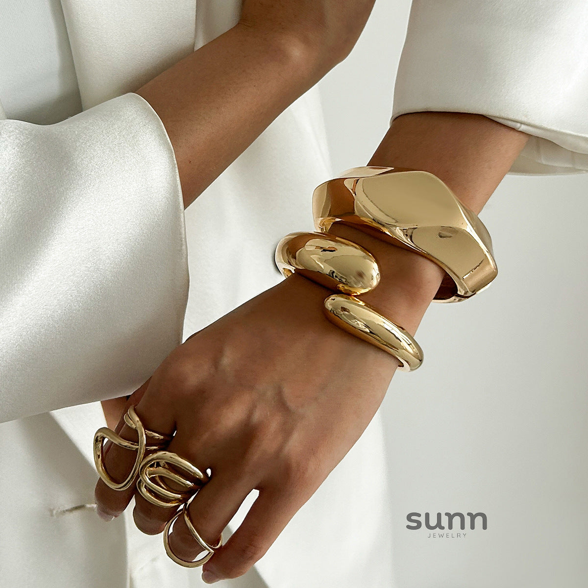 Katara Glossy Wave Cuff Bracelet [5SNHN5ZW]