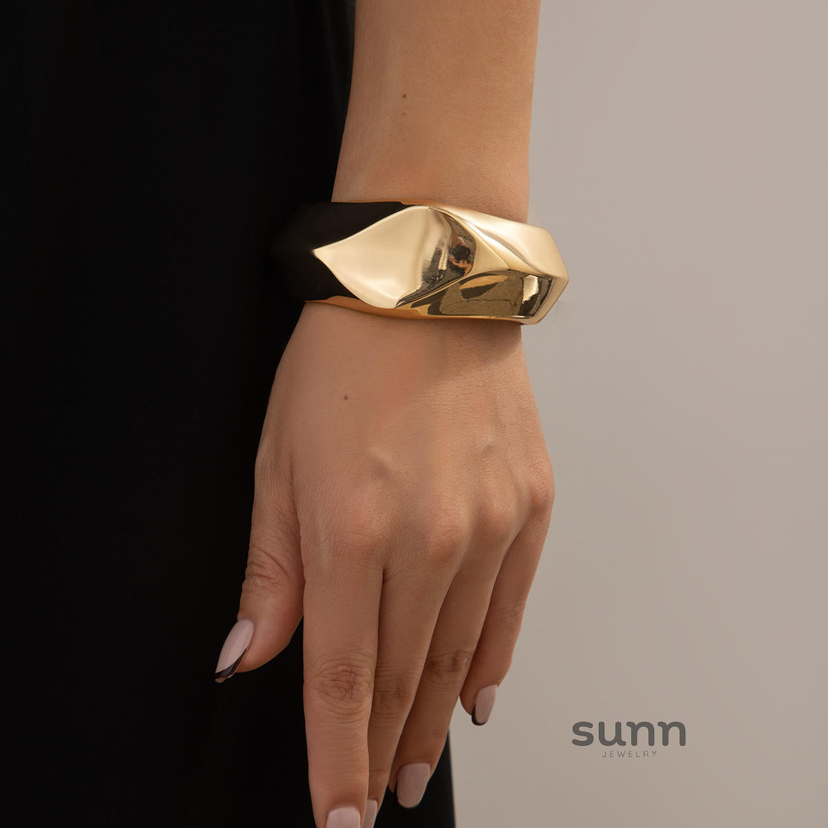 Katara Glossy Wave Cuff Bracelet [1ZMIW85B]