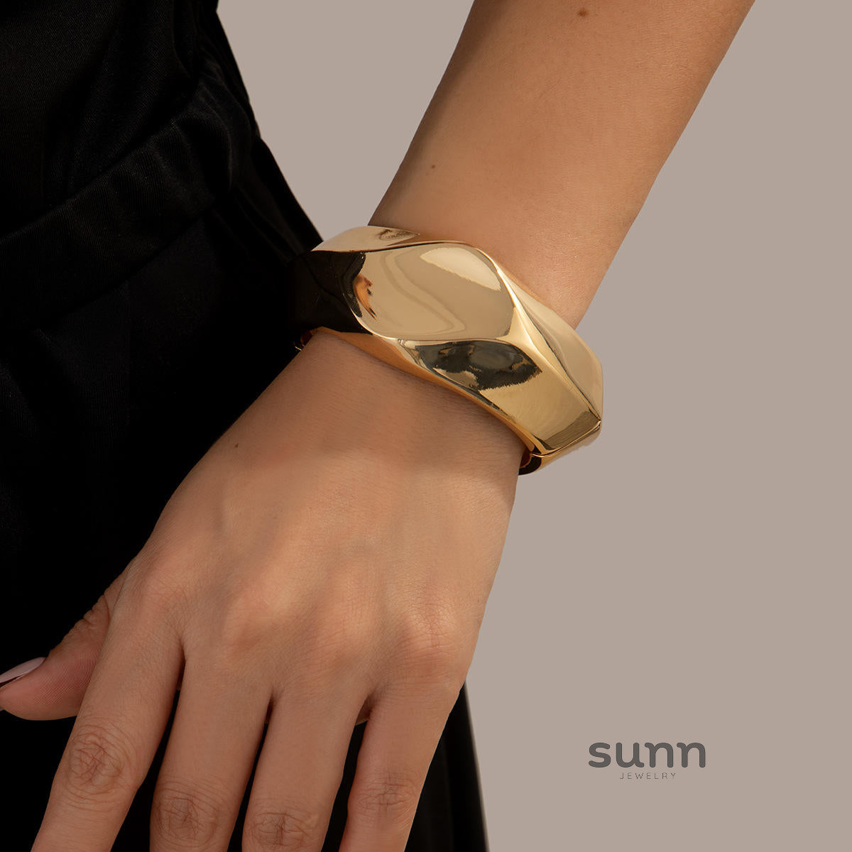 Katara Glossy Wave Cuff Bracelet [RNA1CS6W]
