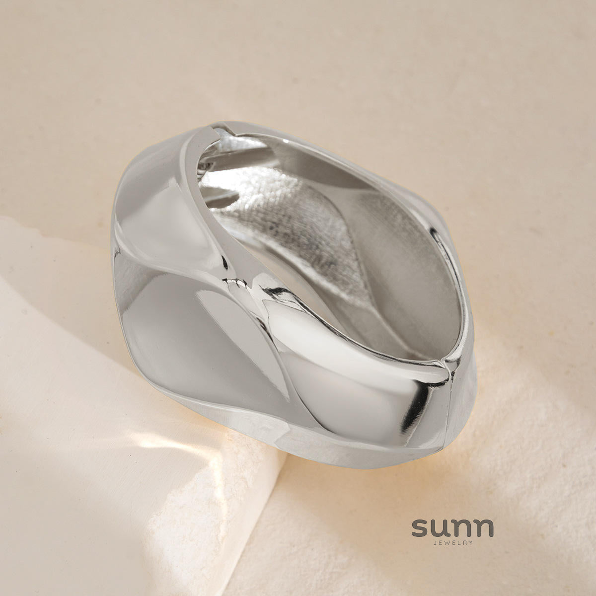 Katara Glossy Wave Cuff Bracelet [8N7WTX9Z]