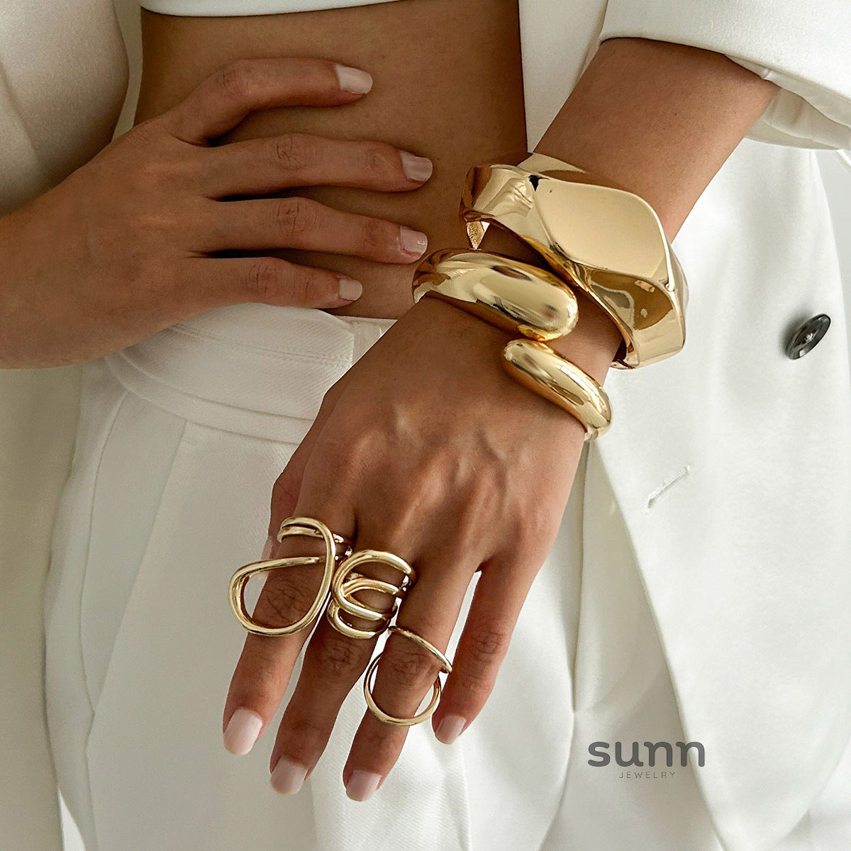 Katara Glossy Wave Cuff Bracelet [V41KVURN]