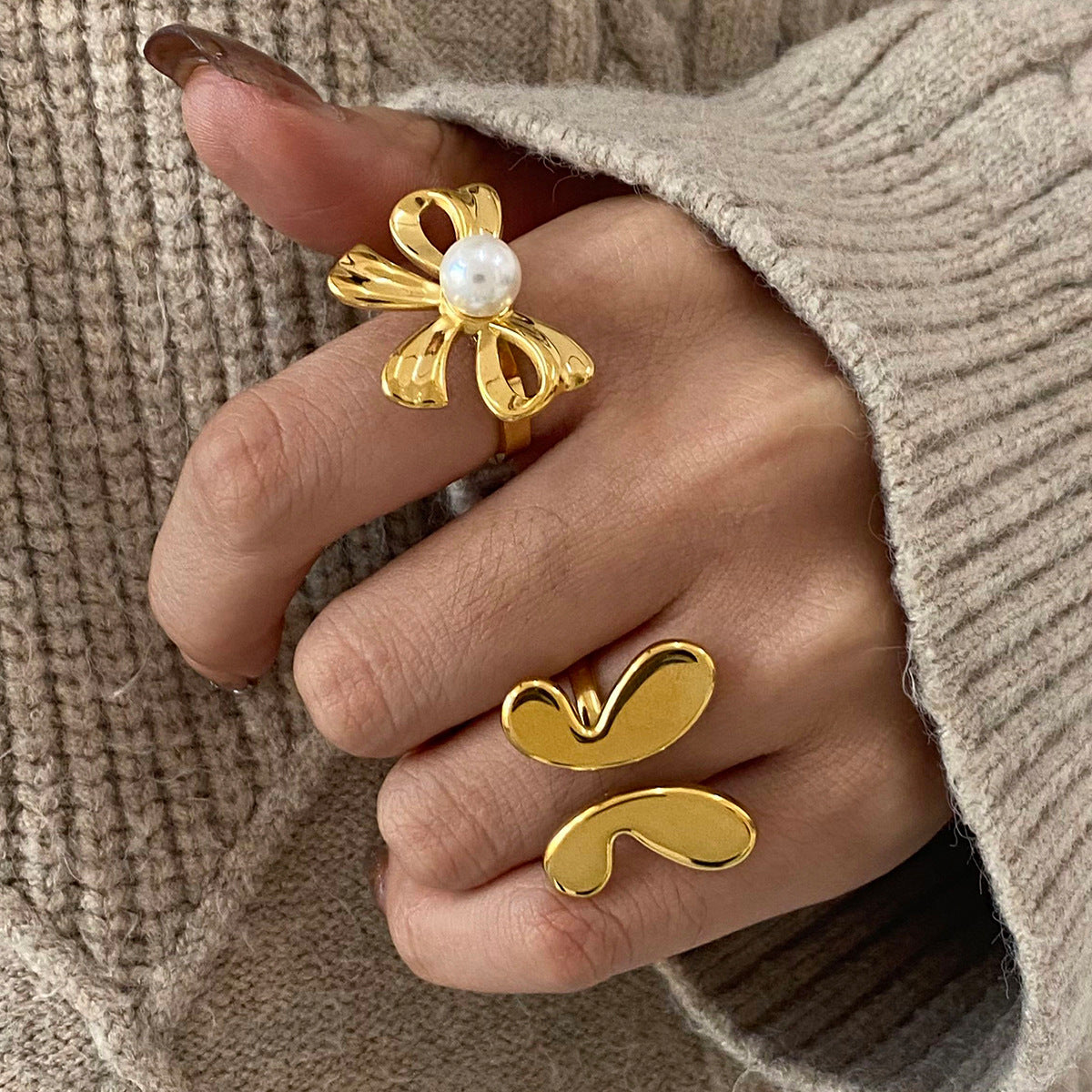 Kay Pearl Bow Ring [Q2COW5BG]