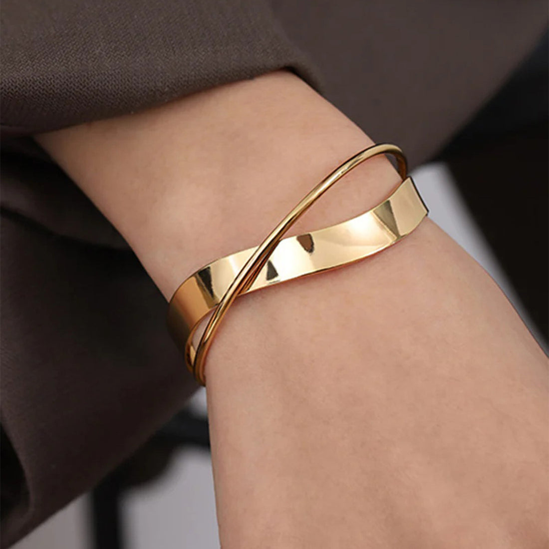 Kayleah Modern Sphere Cuff Bracelet [18U6Y229]